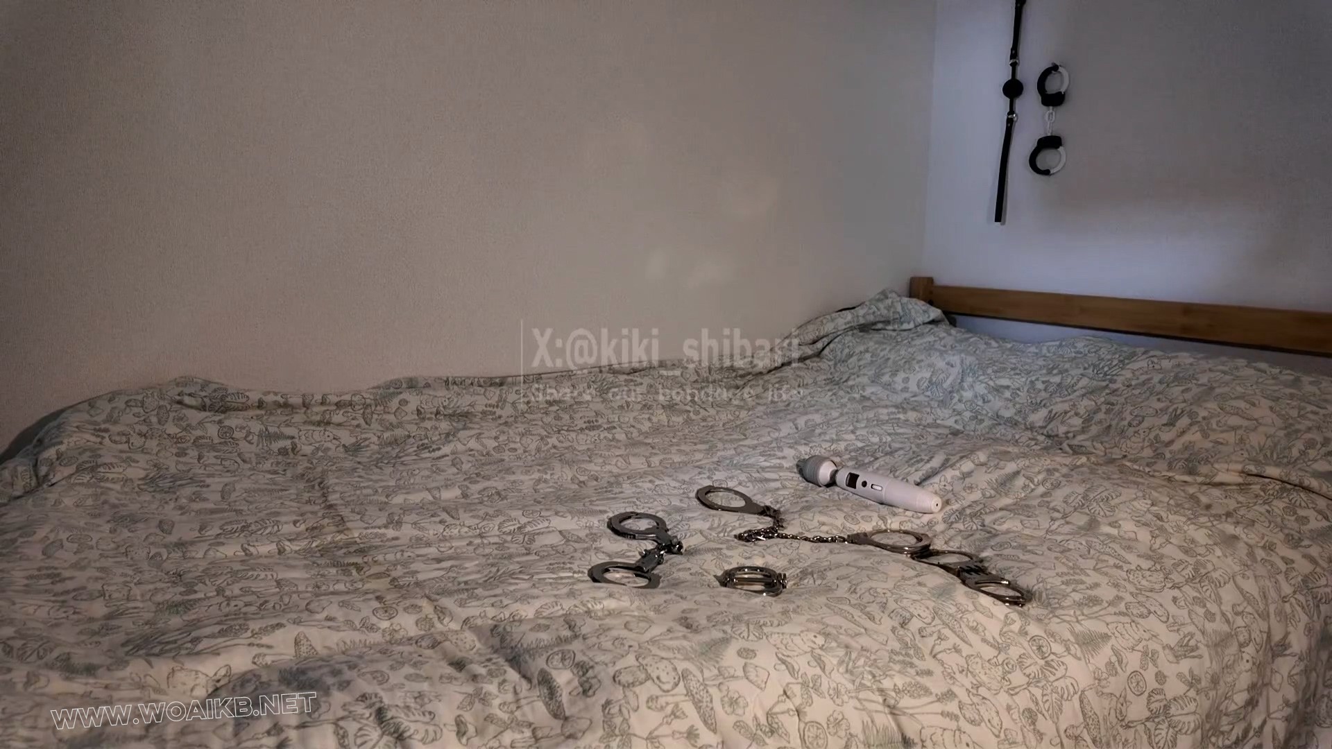 【キキkiki 028】kiki在卧室自己玩镣铐睡着，被主人铐成驷马，醒来挣扎 封面图