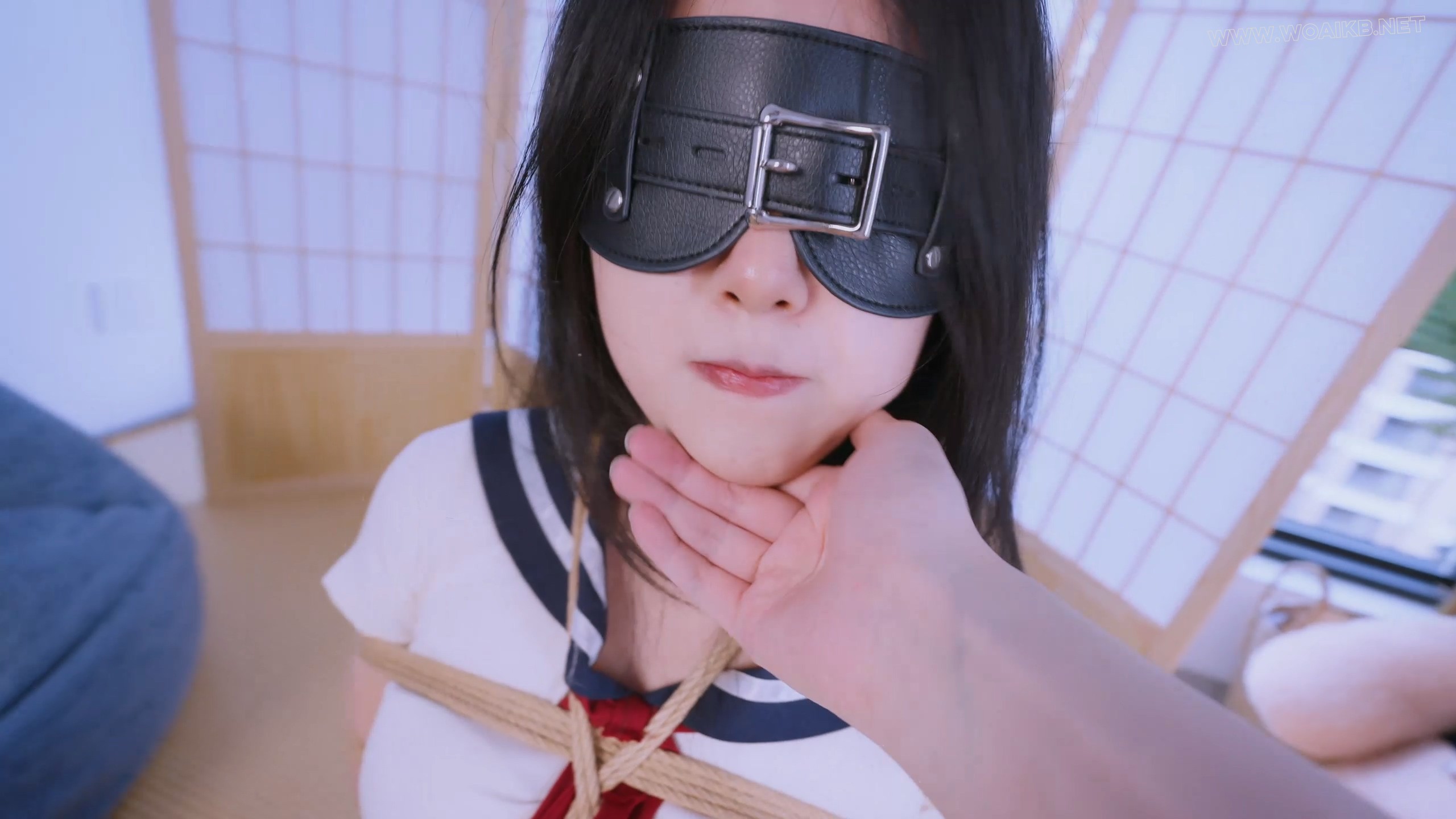 《沉沦的堕落少女》不听话的补习女学生，绑上极度羞耻的M字开脚缚，强行塞入马具口... 预览图