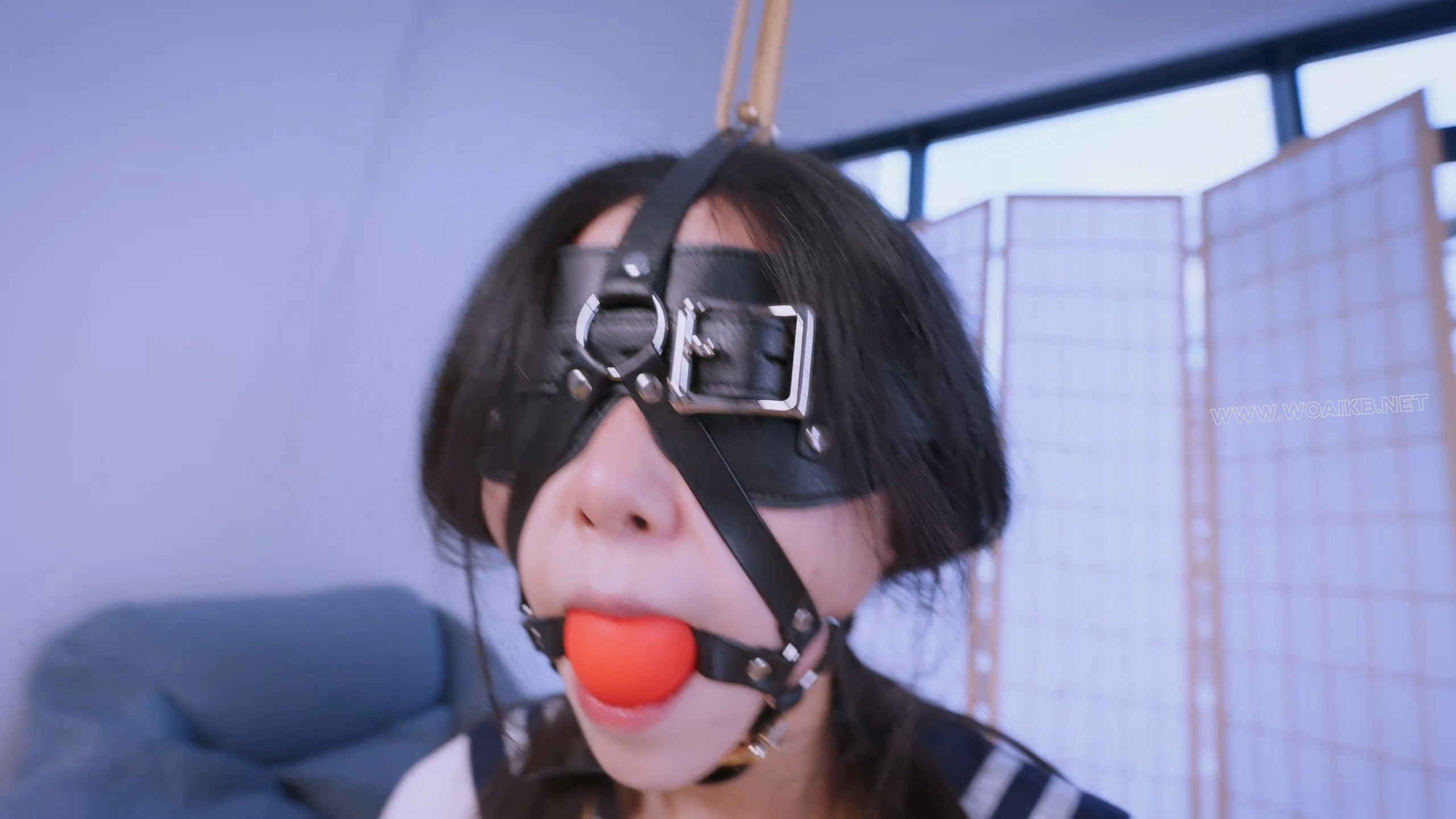 《沉沦的堕落少女》不听话的补习女学生，绑上极度羞耻的M字开脚缚，强行塞入马具口... 预览图