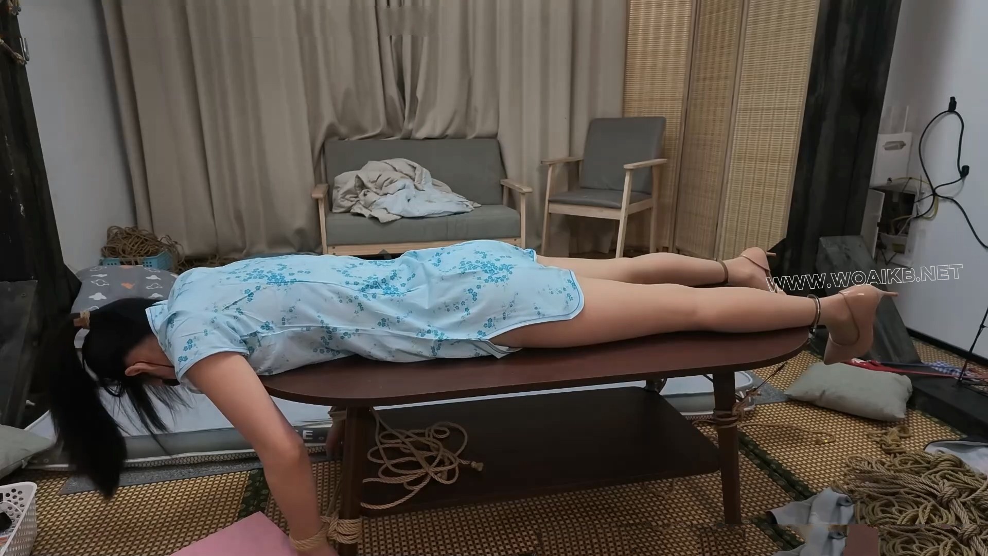 【嗷嗷】【啵啵呗】【皮鞭】【震动棒】性感女教师来给孩子补课，不料被绑架迷晕还... 预览图