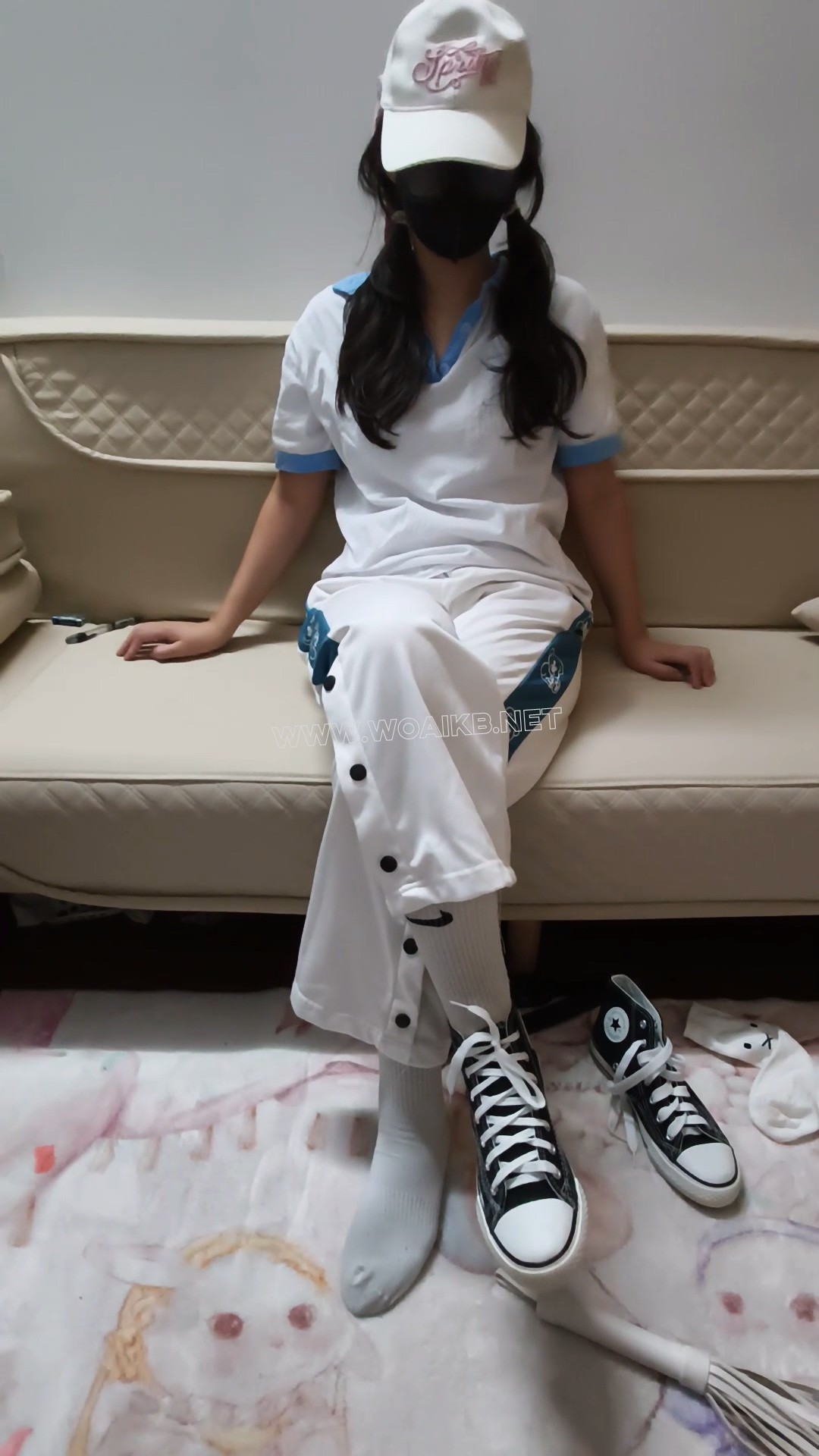 这是05后喜欢挠轻调鞭打的可可伶,这次是高冷超酷的运动帆布女学生,这次新加了自...