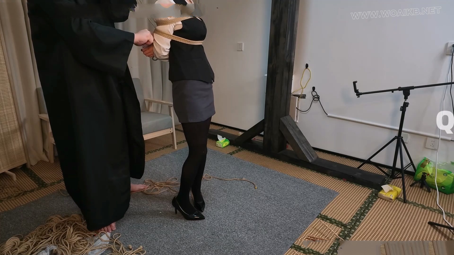 【嗷嗷】OL黑丝制服女 近距离鞭打玩弄 M字开腿捆绑啵啵贝刺激下体！ 预览图 3