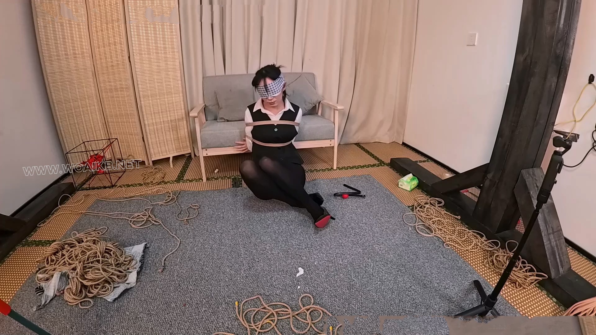 【嗷嗷】OL黑丝制服女 近距离鞭打玩弄 M字开腿捆绑啵啵贝刺激下体！ 预览图 9