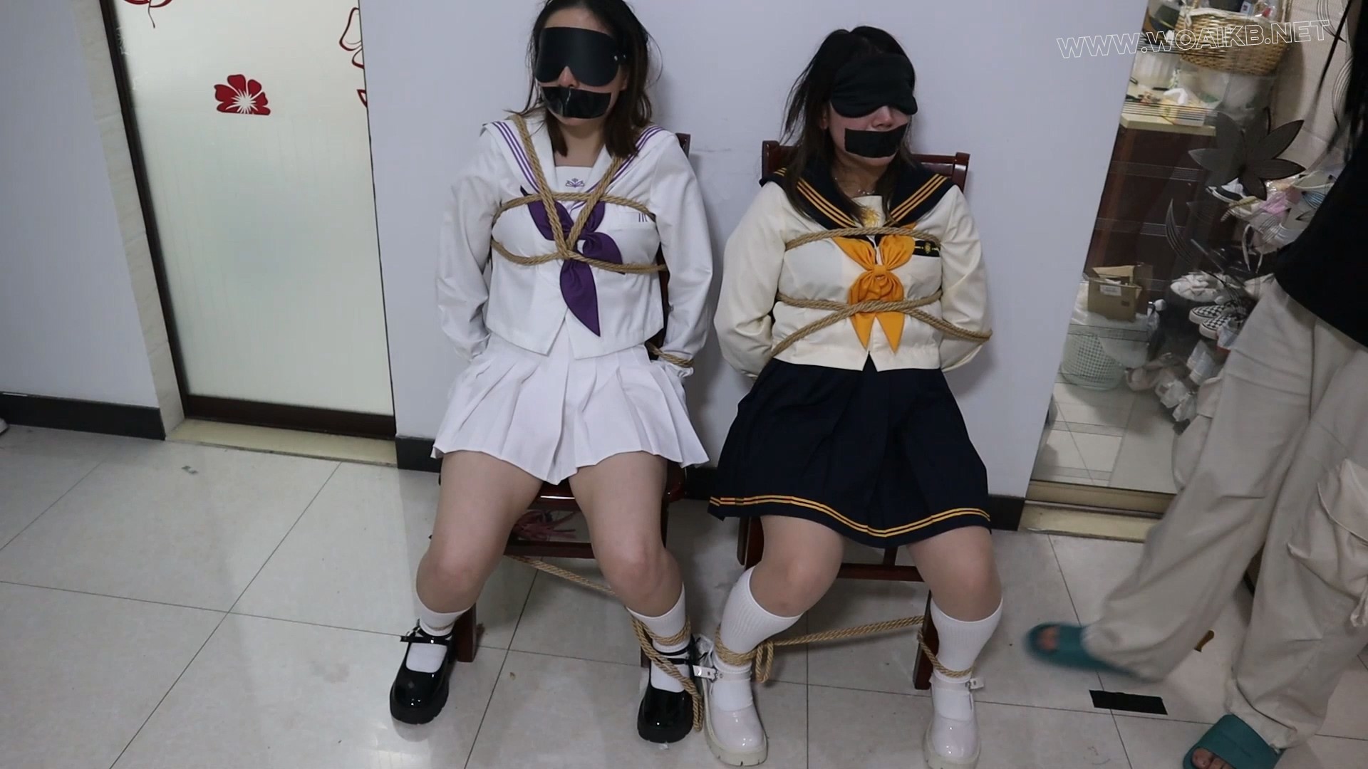 椅子缚捆绑玩素人女生双绑连缚调教，两个素人学生女孩绑在一起 鞭打+电击+挣扎+ TK... 预览图 3