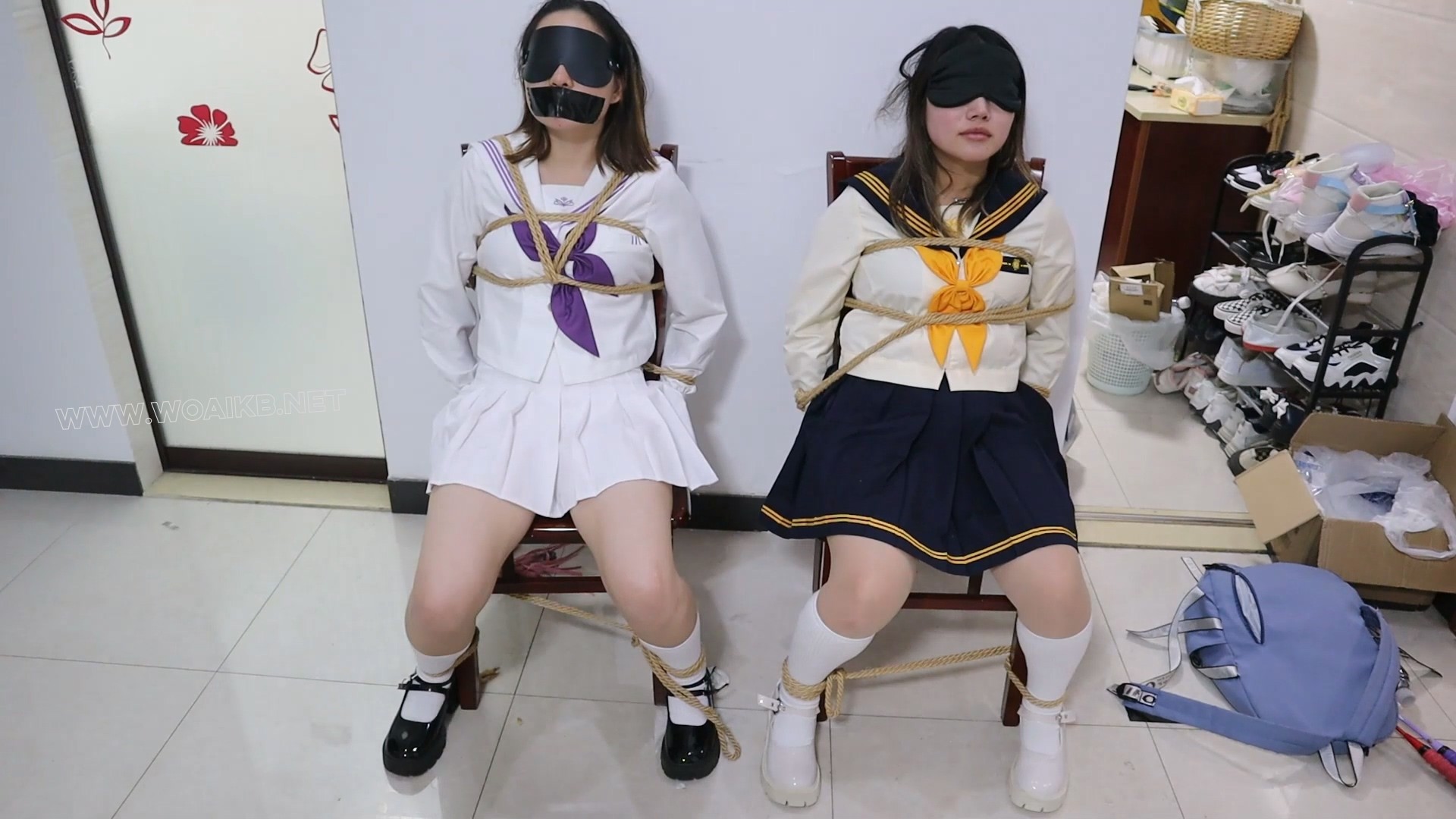 椅子缚捆绑玩素人女生双绑连缚调教,两个素人学生女孩绑在一起 鞭打+电击+挣扎+ TK...