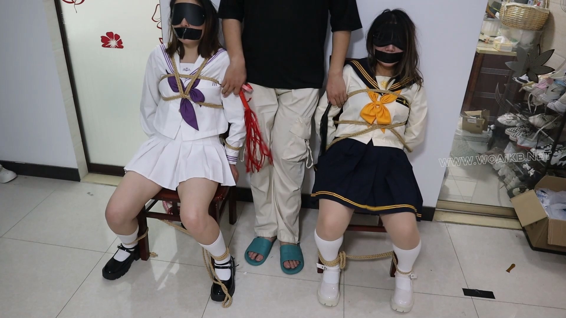 椅子缚捆绑玩素人女生双绑连缚调教，两个素人学生女孩绑在一起 鞭打+电击+挣扎+ TK... 预览图 7