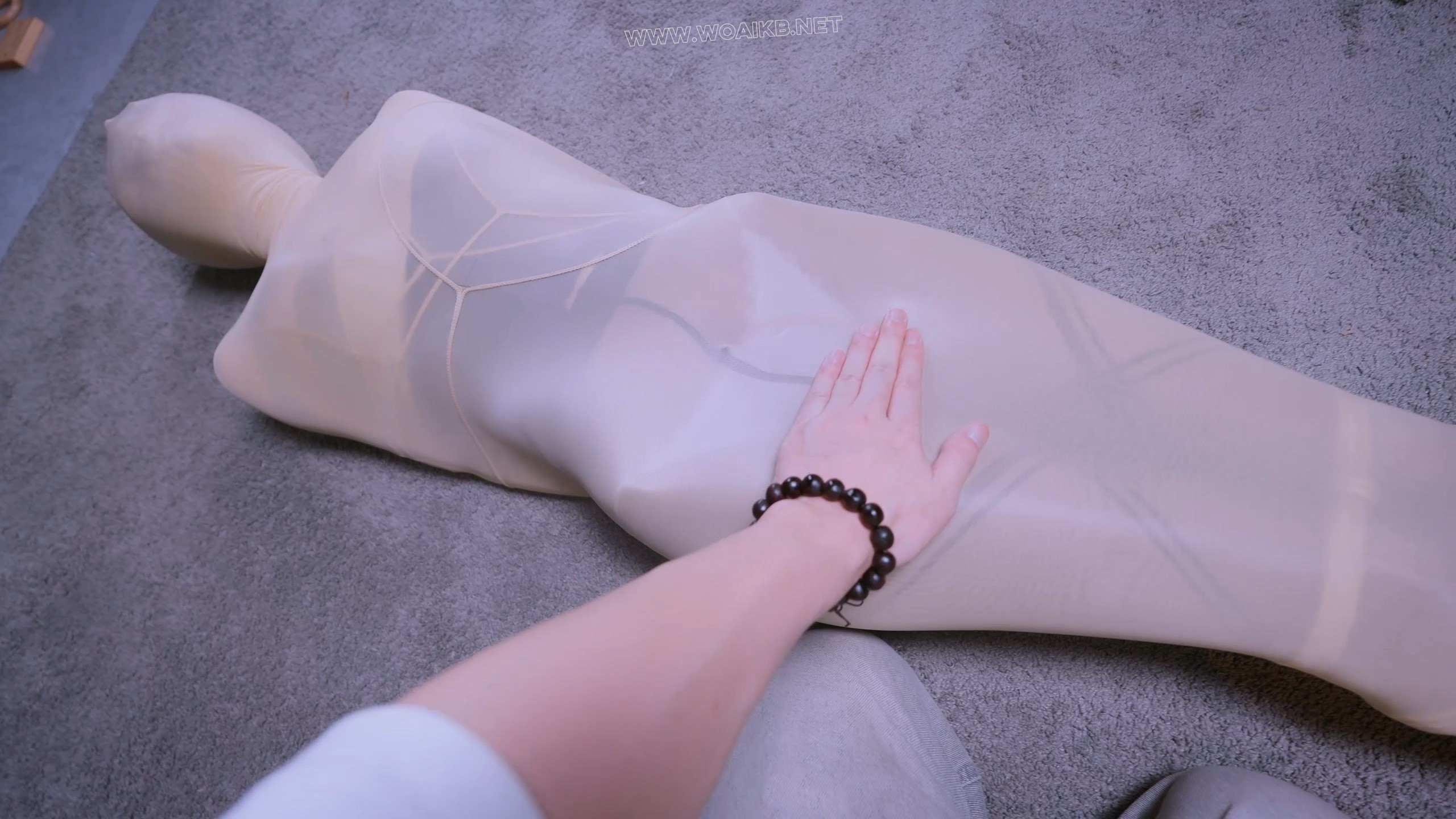 《女友游戏Ⅴ》今天玩玩我的小女友，戴上假阳口罩，她挣扎享受着，拿下假阳口罩口... 预览图 20