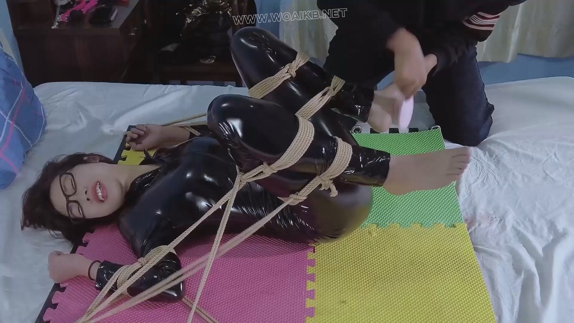 《歹徒的意外收获》清纯女学生被邪恶歹徒绑架欺凌直臂吊 预览图